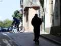Un patinete y una bicicleta se cruzan en el centro de la ciudad