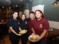 La nueva 'embajada' de la República Dominicana y Colombia en A Coruña Leslie, Mónica, Camilo y Lili, el staff de Klk Parce , muestran un ceviche colombiano y un mofongo dominicano