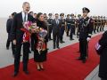 El rey Felipe VI y la reina Letizia a su llegada este martes al Aeropuerto Internacional de Pekín, China en el marco de la visita oficial de los reyes de España al país