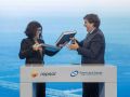 La directora de la refinería, Natalia Barreiro, y el presidente del Puerto de A Coruña, Martín Fernández Prado, se encargaron de rubricar el acuerdo ante representantes como el presidente de la Xunta, Alfonso Rueda; el secretario de Estado de Transportes, José Antonio Santano; la alcaldesa de A Coruña, Inés Rey, y el de Arteixo, Carlos Calvelo; o el presidente de Repsol, Antonio Brufau