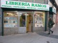 El dueño de la librería limpia los cristales rotos de su establecimiento