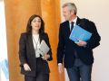 Ángeles Vázquez xunto ao presidente da Xunta, Alfonso Rueda, camiño a unha rolda de prensa