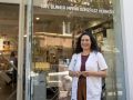 Las farmacias en A Coruña donde también se arreglan móviles y se aprende a usar WhatsApp Blanca González, en la farmacia que lleva su nombre en la calle Orillamar