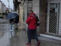 Una persona camina por Arteixo