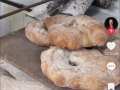 Un tiktoker difunde la receta del pan de Morales, que cerró su horno el 31 de diciembre Captura del vídeo de Edu Lavandeira