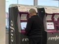 Un usuario retira un abono de la máquina de la estación