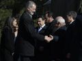El rey Felipe VI (c) y la reina Letizia (i) saludan a las autoridades
