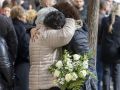 Familiares de las víctimas mortales se abrazan antes de una misa funeral celebrada este jueves en  Araque, Huelva