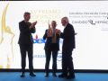 Un premio para el histórico carpintero de Inditex, Cándido Hermida, por un trabajo hecho con ilusión y dedicación Momento en el que Cándido Hermida recibió el premio de la CEC