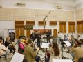 Jesús Suárez, de Mar de Fondo, con el gerente de la OSG y los músicos en la grabación de 'Percebeiro' en Estudos Mans
