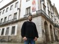 David Lozano, frente al teatro Rosalía