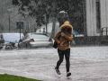 A Coruña escapa de la lluvia 43 días después Una mujer trata de refugiarse de la lluvia, durante los primeros días de este 2026
