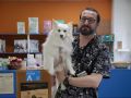 Óscar Beceiro y un peludo de la clínica Kavure, donde trabaja y es dueño el etólogo
