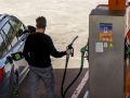 Dos personas repostan en una gasolinera en Ourense