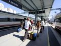 Varios viajeros, a su llegada a la estación de tren de A Coruña