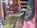 A la izquierda, el escaparate del estanco de A Ponte Nova, con la imagen en miniatura de Jesús Nazaren