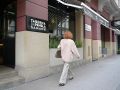 Una viandante pasa por delante del la Taberna da Penela Samaná