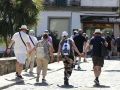 Turistas recorren el casco histórico de la ciudad, a la altura de la Rúa do Azougue