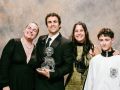 O amor e a dedicación teñen premio: o Mestre Mateo á mellor curtametraxe Claudia Berro, á esquerda, co equipo de ‘Curmán’ tras gañar o Mestre Mateo