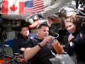 Los astronautas Wiseman, Hansen y Koch muestran la comida que ingieren durante la misión Artemis II
