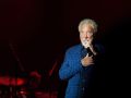 Tom Jones, durante una actuación en 2017