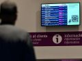 Una persona mira la pantalla, en la estación de tren de A Coruña