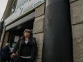 Belén Calvo, portavoz del grupo de damnificados, a las puertas del INSS de Félix Estrada Catoira