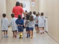 Más plazas y menos peticiones aceptadas en A Coruña: baja del 95 al 85% estudiar en la primera opción Varios alumnos de Infantil del Colegio Calasanz, caminan por las instalaciones del centro