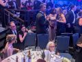 Personas reaccionan tras escuchar aparentes disparos durante la cena anual de la Asociación de Corresponsales de la Casa Blanca este sábado, en Washigton