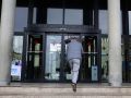 Más de 1.000 pacientes pierden su cita en A Coruña el primer día de la huelga médica de esta semana Una persona accede al centro de especialidades de O Ventorrillo