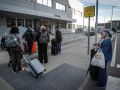 Viajeros, en la entrada de la estación de tren de A Coruña