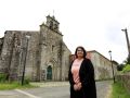 Marta Vidal Zapatero, delante de la entrada a la iglesia del Convento de San Salvador de Bergondo