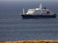 Praia (Cape Verde), 04/05/2026.- Dutch cruise ship MV Hondius is anchored off the coast of the city of Praia on the island of Santiago, Cape Verde, 04 May 2026, after three people died onboard from an acute respiratory syndrome. The World Health Organization (WHO) reported one confirmed case and five additional suspected cases of hantavirus infection on the vessel sailing in the Atlantic Ocean. Three of those affected have died and one is currently in intensive care in South Africa. (Cabo Verde, Sudáfrica) EFE/EPA/ELTON MONTEIRO