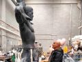 Conde observa la escultura
