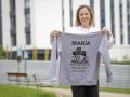 María Sierra | “Estas fiestas son la confirmación de que Xuxán existe” La presidenta de la asociación vecinal, María Sierra, con una sudadera de la entidad