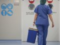 Una sanitaria entra en quirófano para un trasplante
