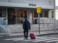 Un viajero, en los aledaños de la estación de tren de A Coruña