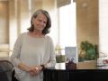 La periodista y escritora Isabel San Sebastián, junto a su última novela, ayer, en A Coruña