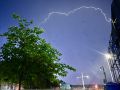 La tormenta del ascenso que devolvió la primavera a A Coruña Un rayo ilumina la noche coruñesa, en plena celebración de ascenso