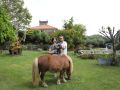 Mónica Arrojo y José Freire posan con el perro Pepe y el poni Gaspar
