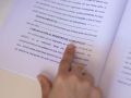 Una persona consulta la escritura de compraventa de una hipoteca