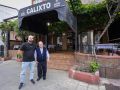 Nueva etapa en un clásico de Santa Cruz: Casa Calixto cambia de dueños Jorge Varela, que se hará cargo de Casa Calixto, con Tino Amoedo, que se jubila, delante del restaurante, en Santa Cruz