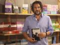 Manuel Jabois | “Habría que escribir un ‘Fiebre en las gradas’ deportivista” Jabois posaba esta tarde con su libro en Moito Conto