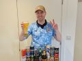 Gus Hully posa con las 48 cervezas