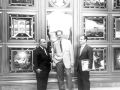 Urbano Lugrís (en el centro) posa en 1952 con dos diputados brasileños delante de la obra que se le encargó en Madrid a raíz del mural que hizo en A Coruña el año anterior