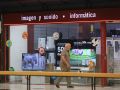 Un hombre observa el escaparate del Star Center de Los Rosales