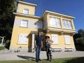 José Luis Castro de Paz y Alicia Longueira, ante Villa Florentina