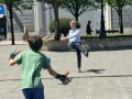 Alberto Núñez Feijóo juega al fútbol con su hijo en la plaza de Vigo