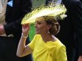 La princesa Catalina vestida de vibrante amarillo, en el segundo día de las tradicionales carreras británicas