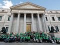 Pacientes de ELA celebran la aprobación de la ley en octubre de 2024 ante el Congreso